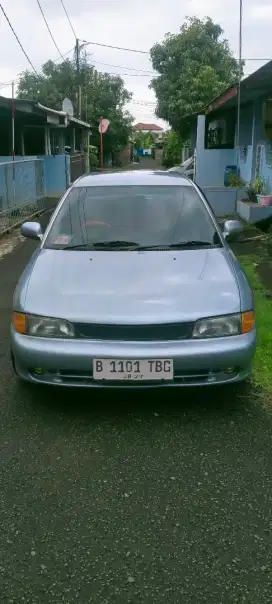 Di jual mobil sedan