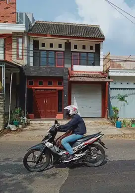 RUMAH DUA LANTAI PINGGIR JALAN RAYA PAKINTELAN ADA KIOS NYA