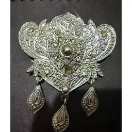 Bros wanita kebaya