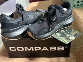 Sepatu Compass hitam