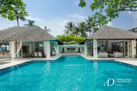 FREEHOLD LUXURIOUS COLONIAL-STYLE VILLA JUST 500 M FROM THE BEACH