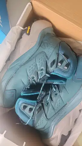 Sepatu hoka kaha 2