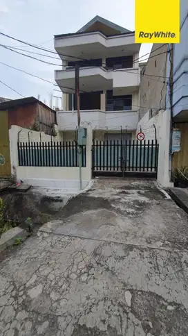 Disewakan Rumah 3 lantai di Jalan Kedungsari Surabaya Pusat