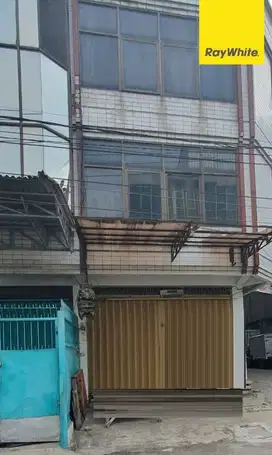 Disewakan Ruko Hook 3 lantai di Jalan Bongkaran Surabaya