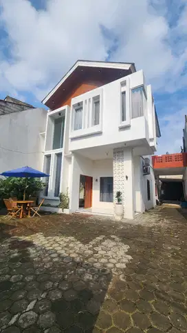 Rumah villa 2 lantai bangunan baru privat pool dan full furnish