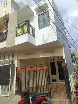 Rumah siap huni dekat stasiun kereta senen