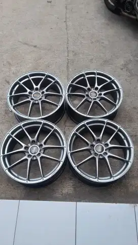 Velg Orginal Oz Leggera HLT R19 pcd 5×120 lebar 8 et45 made in Italia