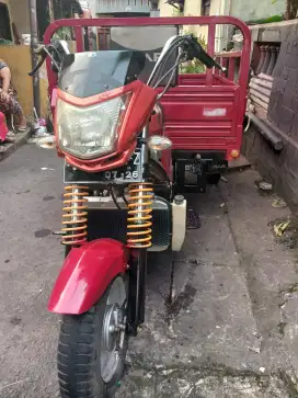 Viar 3 roda tahun 2021 warna merah masih mulus