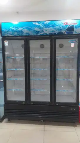 Dijual cepat showcase 3 pintu daimitsu