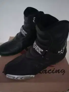 Sepatu boot ukuran 39 untuk touring