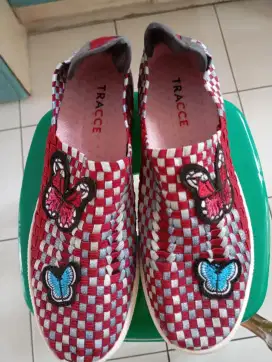 Sepatu tracce warna marron