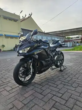 Kawasaki ZX25R TFT Non ABS Hitam 2024