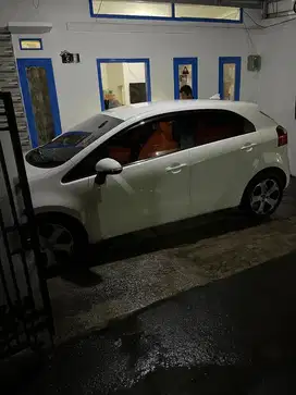 Dijual cepat kia rio putih