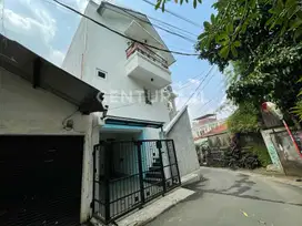 Gaya Eropa Letak Strategis Rumah Dijual Siap Huni Pejaten Barat