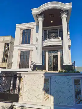 DIJUAL RUMAH MEWAH KLASIK 3 LANTAI DI JL KUMALA KOTA MAKASSAR
