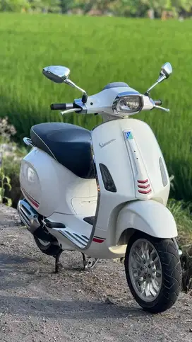 Vespa Sprint Putih 2018