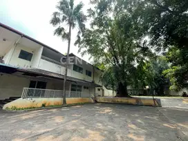 Eksklusif, 2 Rumah Dengan Halaman Luas Di Area Kemang