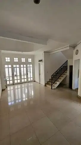 dijual rumah Taman villa meruya