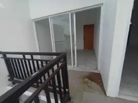 RUMAH 2 LANTAI DALAM PERUMAHAN KADISOKO PERUMNAS