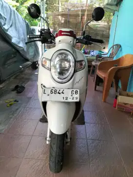 Motor Scoopy warna putih