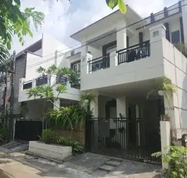 Rumah MENAWAN LT 180m2 komplek GALAXY