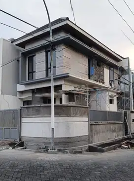 Rumah Modern Kontemporer di Jln Utama Klampis Anom