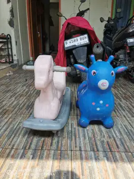Kuda jungkat jungkit dan kuda-kudaan biru