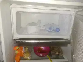 Kulkas 1 pntu sgt dngin beku lengkap free lalamove