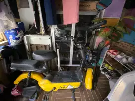 Sepeda listrik merek selis