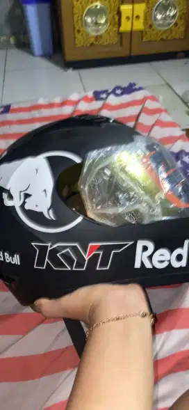 Helm KYT masih sperti baru