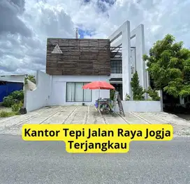 Kantor Tepi Jalan Raya Dekat Kampus UMY