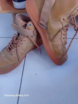Sepatu merk centang kondisi msh mulus