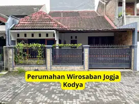 Rumah Dalam Perumahan Kota Wirosaban Kodya