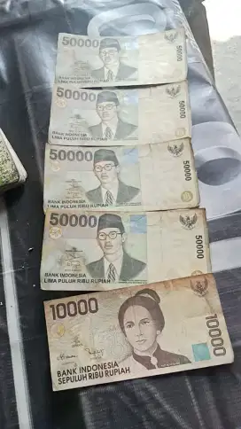 Uang pecahan lama 50.000 dan 10.000