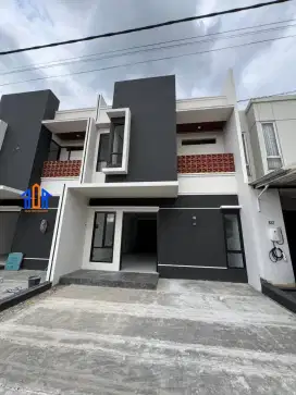 Rumah 2,5 lantai mewah lokasi pinggir jalan dan dekat tol