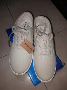 Jual sepatu sneakers Yongki Komaladi