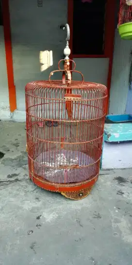Berbagai sangkar seken layak pakai
