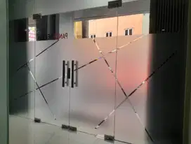 Specialis Kaca Film & Cutting Stiker Untuk Kantor Rumah Gedung Murah
