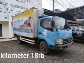 Hino dutro box carrier 2014
