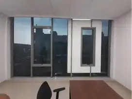 Kaca film dikerjakan dengan teliti buat tampilan gedung lebih menarik