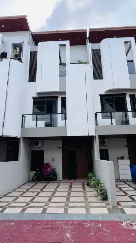 Rumah 3 lantai dekat tol rawamangun