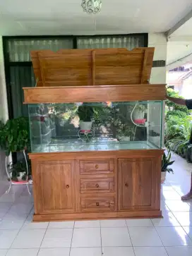 Meja dan Aquarium Elegan