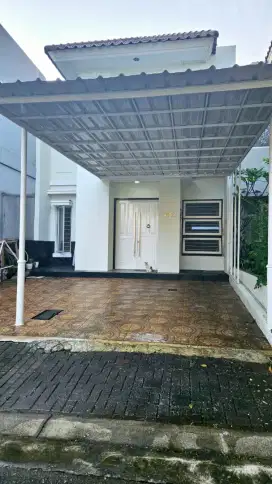 Dijual  Rumah 2 lantai siap huni di Legenda Wisata..sertifikat SHM
