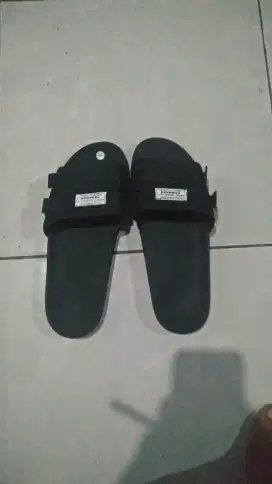 Sendal slip on pria
