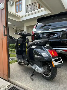 LANGKA! Vespa GTS 150 I GET ABS Warna Jarang Seperti Baru