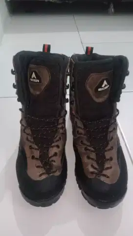 Sepatu Gunung Eiger