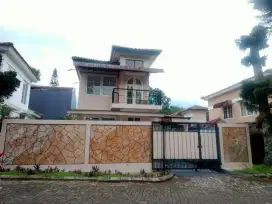 Di jual vila sudah ada kolam renangnya lokasi di kota bunga Cipanas