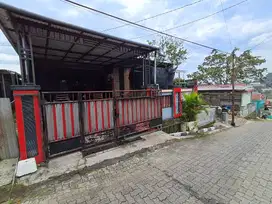 Luas 141 m², Akses Jl. Solo-Smg | Carport Lebar Rumah Pudak Payung