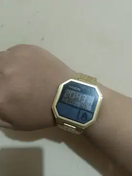 JAM TANGAN NIXON RE-RUN GOLD