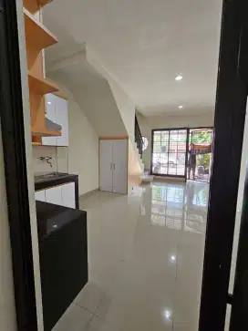 Rumah 2 lantai Green Lake City, sudah renovasi, siap huni